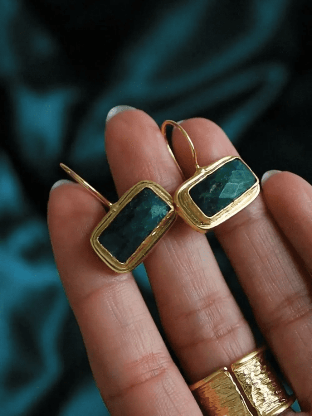 Noa emerald drop earrings — Image 4