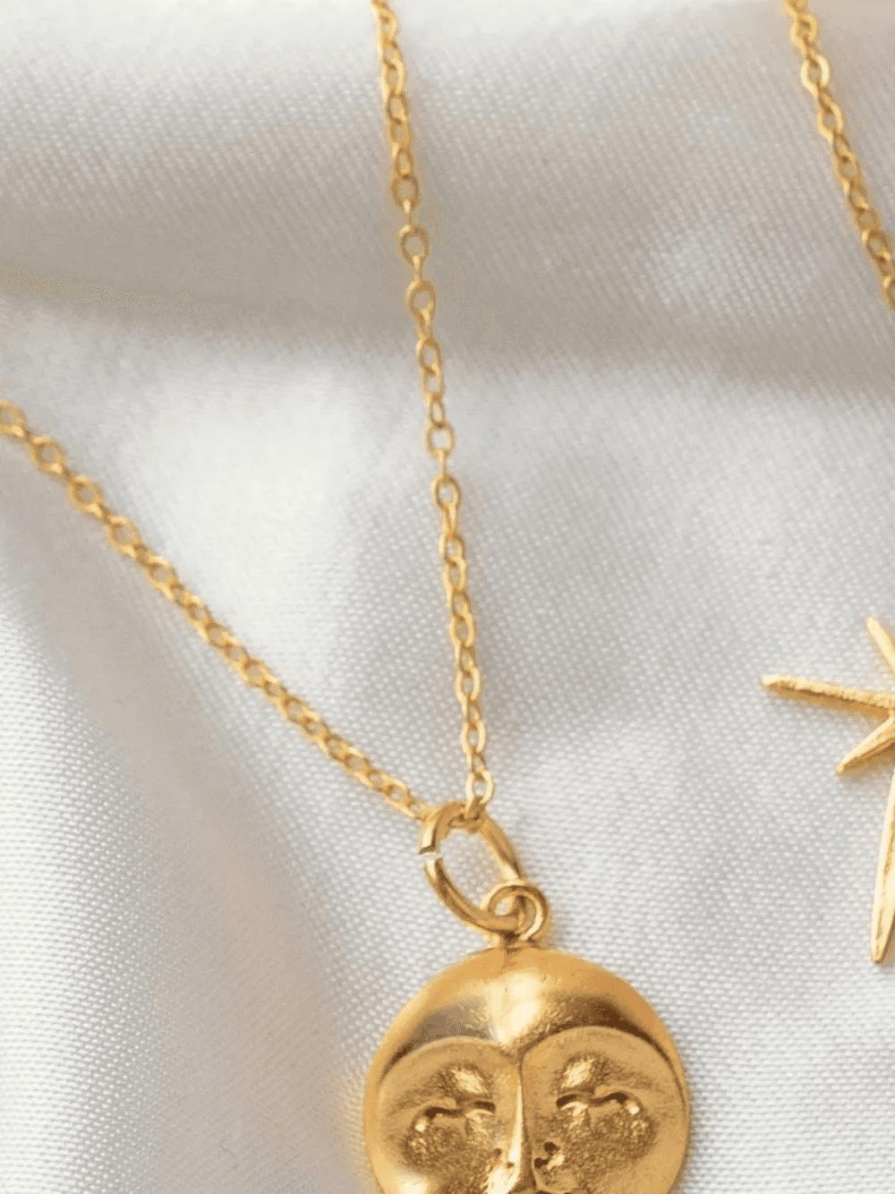 Star-Charm hammered hoop earrings — Image 3