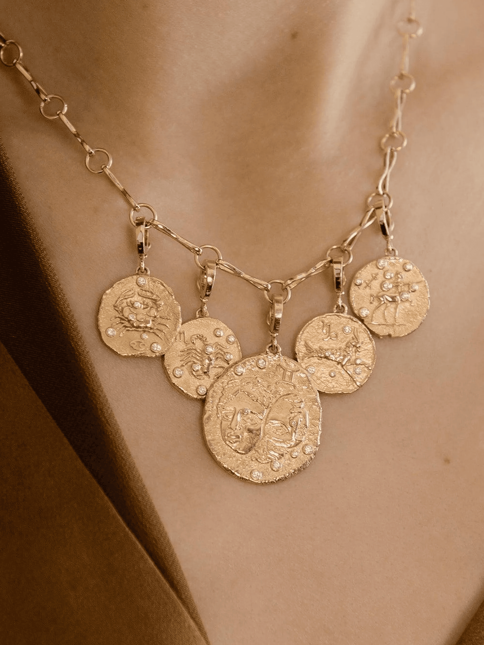 18kt yellow gold Of The Stars Cancer pendant necklace - Image 1