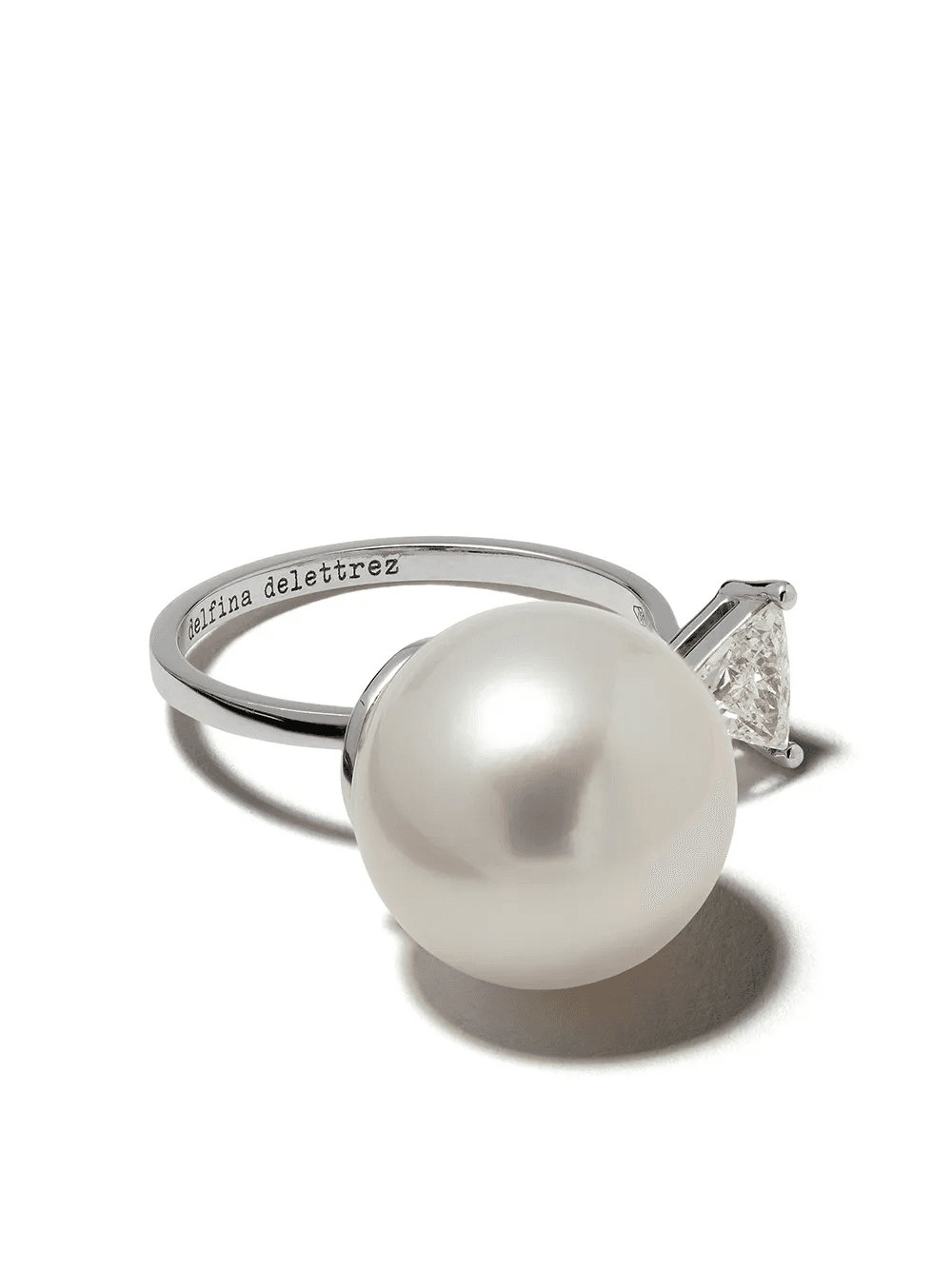 18kt white gold Pearl & Triangle diamond Ring - Image 1