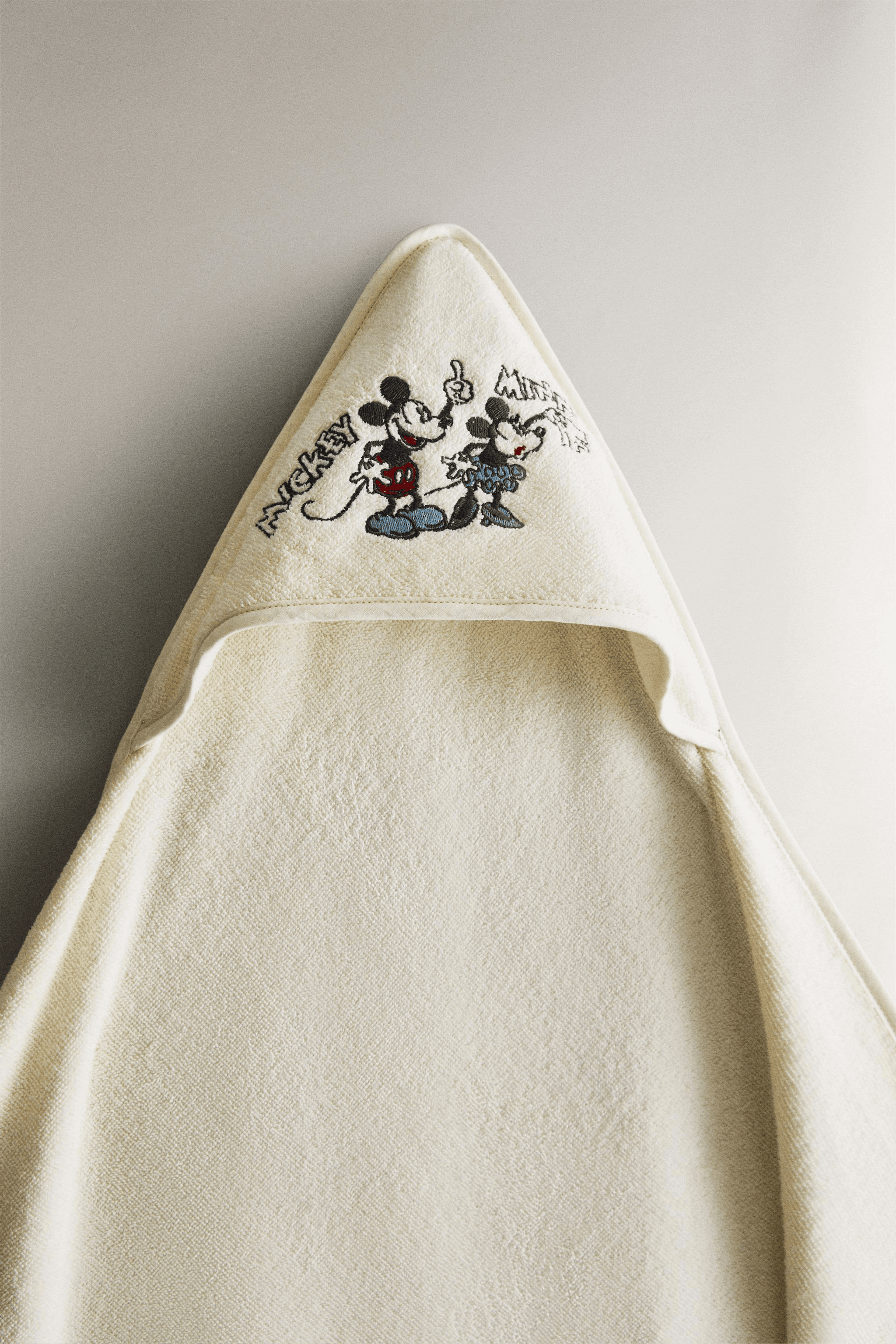 MICKEY & MINNIE ©DISNEY TERRYCLOTH HOODED BATH TOWEL - Image 1