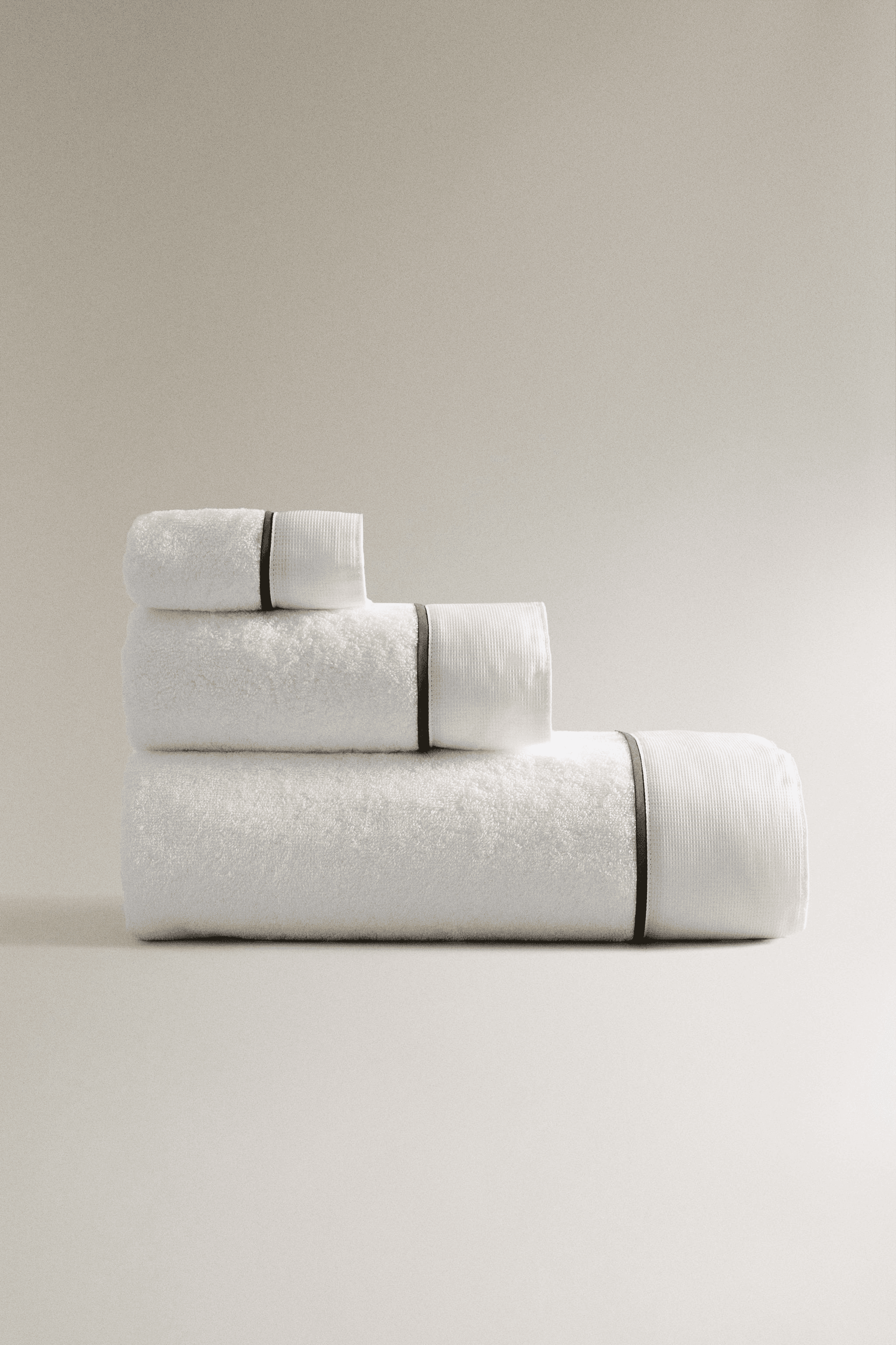 BATH TOWEL WITH PIQUÉ BAND - Image 1