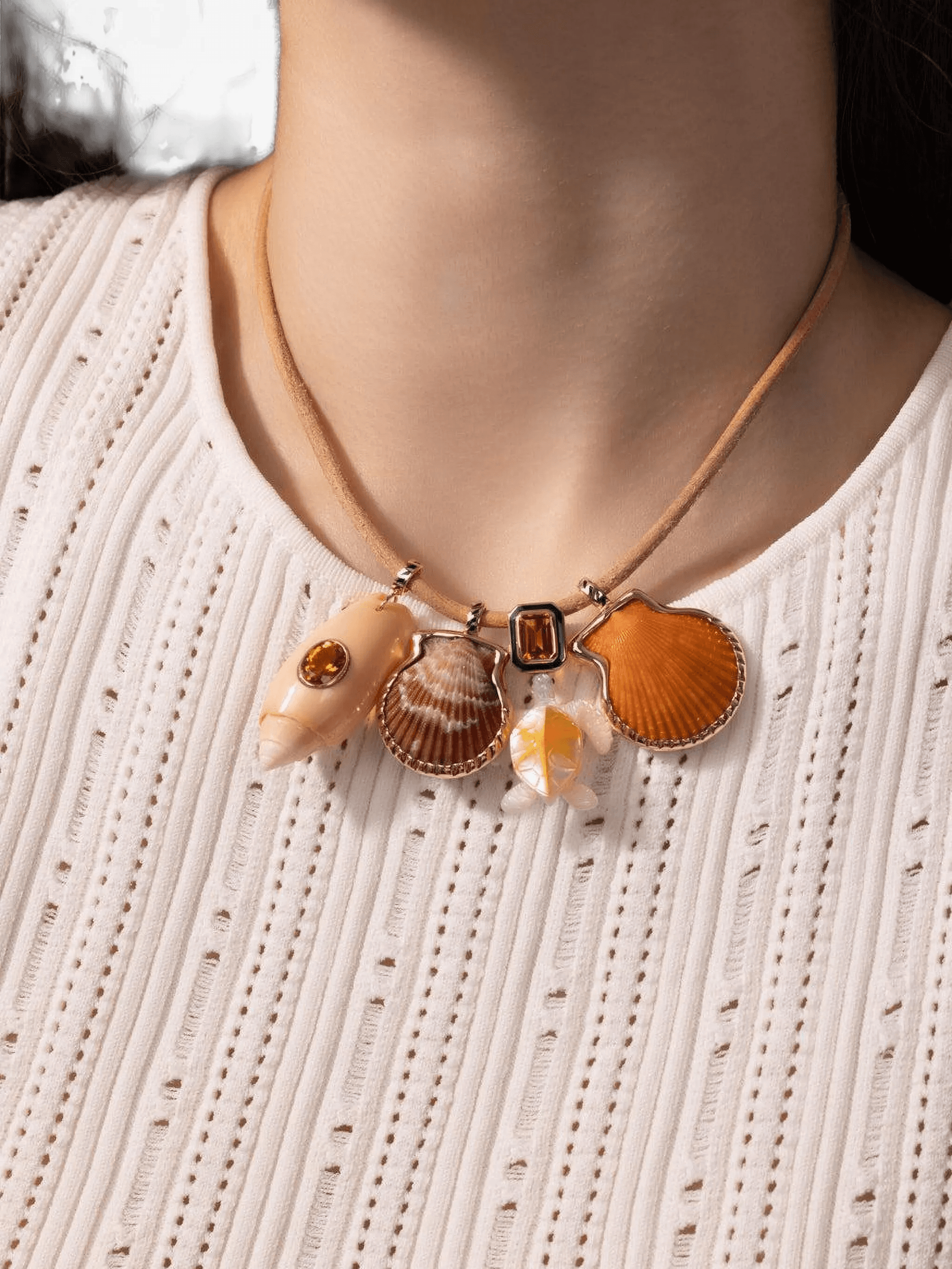 18K rose gold enamel shell pendant - Image 1