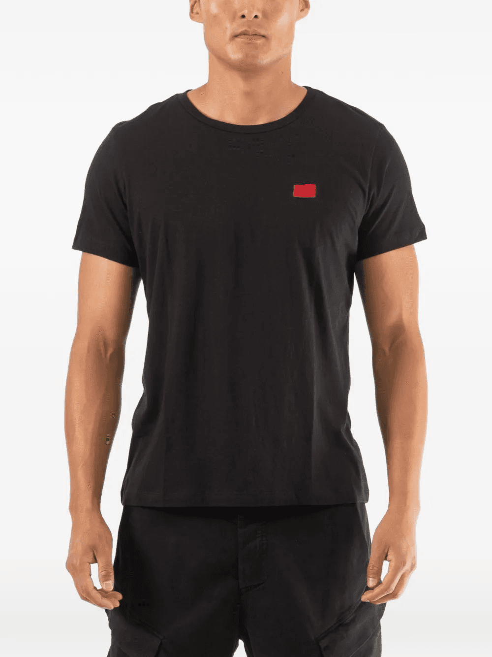 playera con parche rojo - Image 1